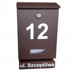 brązowa skrzynka pocztowa z adresem